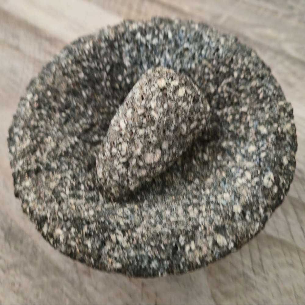Unbranded Mini Volcanic Rock Molcajete Mortar & Pestle Set Hand Carved 11cm 4.5" - Picture 3 of 10